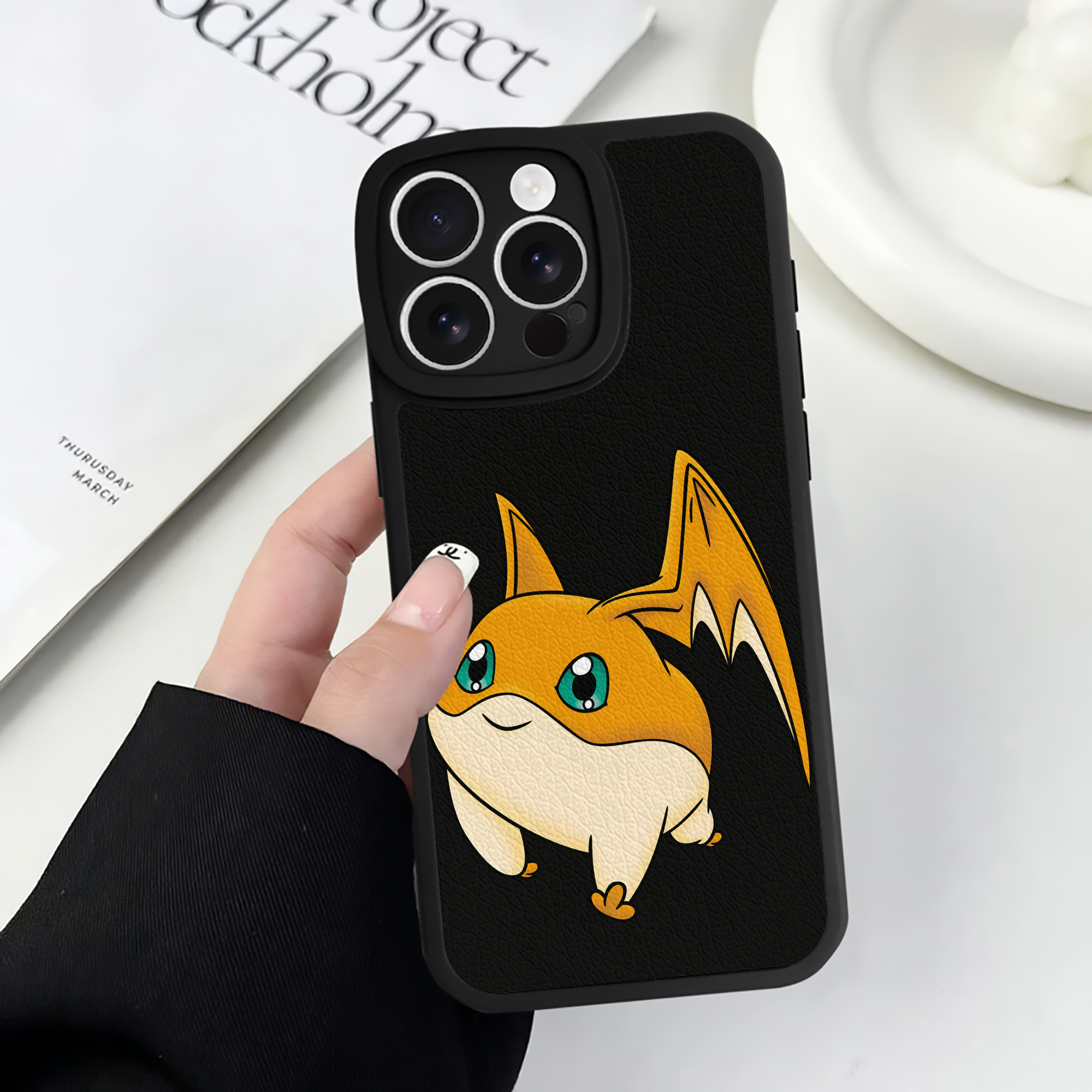 （画像用） Digimon デジタルモンスター/デジモン 【iPhone 16シリーズ対応】シリコンスマホケース（レザー調） 材質：シリコン